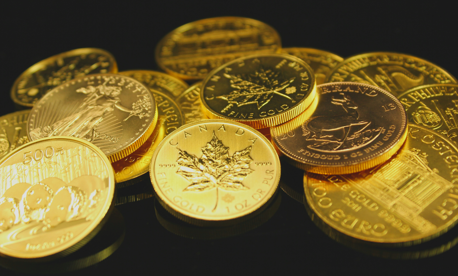 Pile de pièces d’or représentant la Feuille d’érable canadienne en or