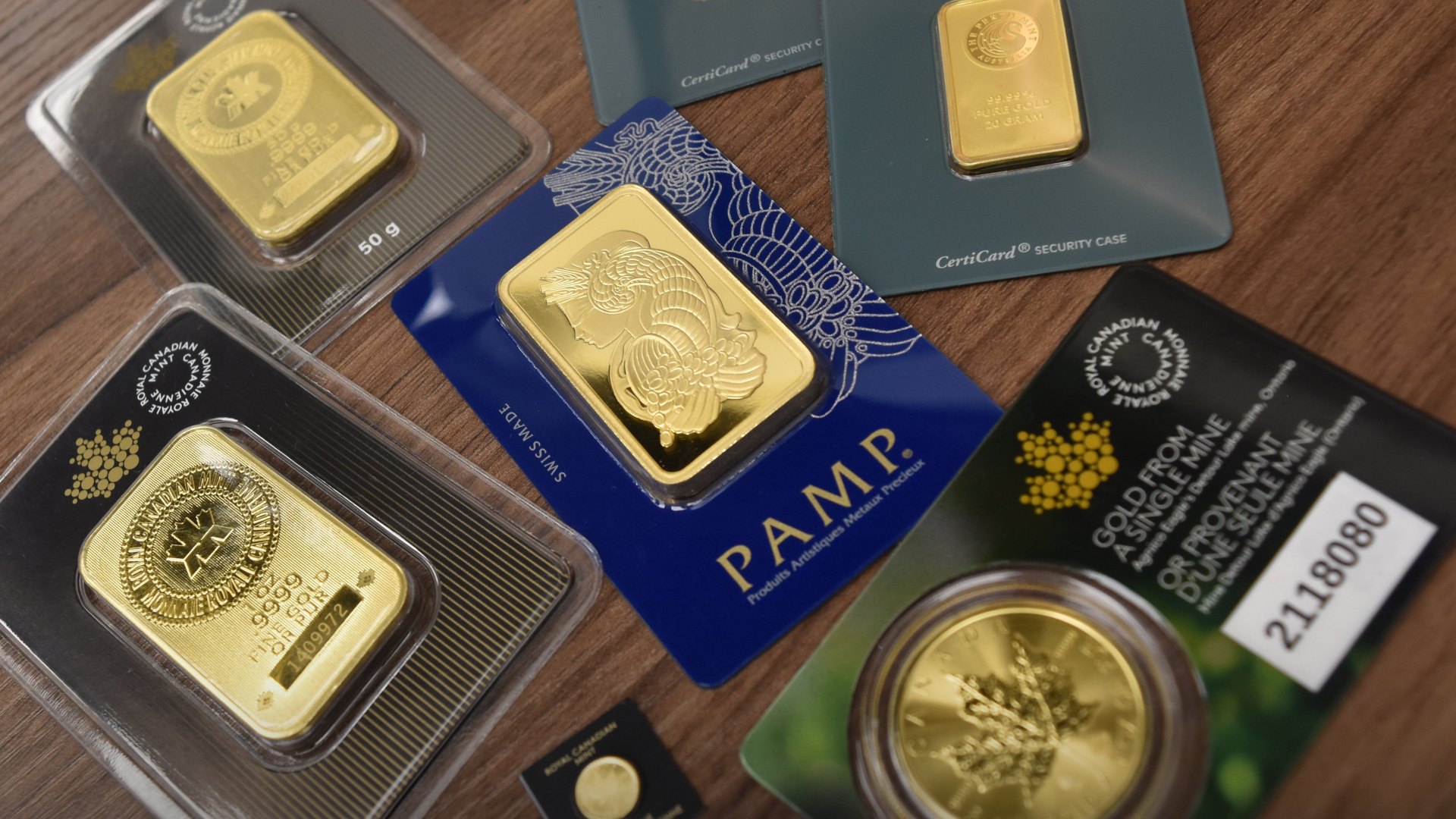 Variété de lingots et de pièces d’or de 1 once